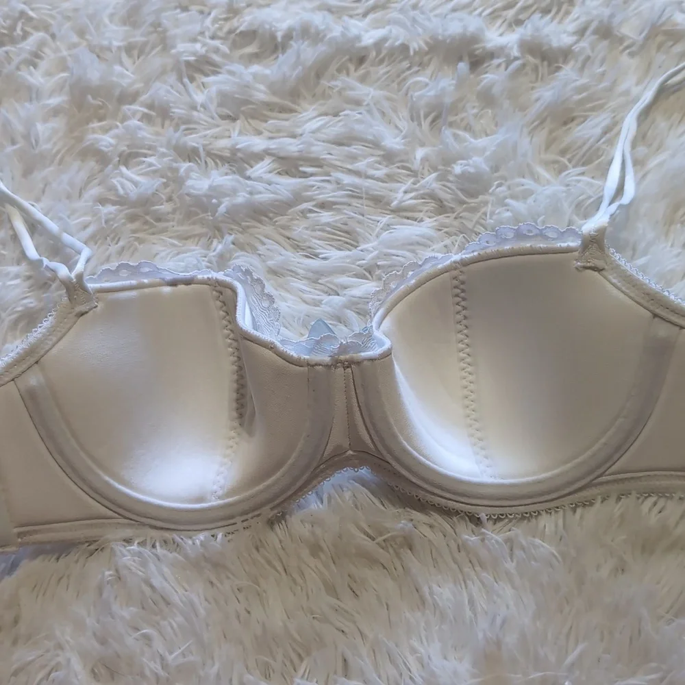 B.Tempt'D White Lace Overlay Ciao Bella Balconette Bra Size 32C